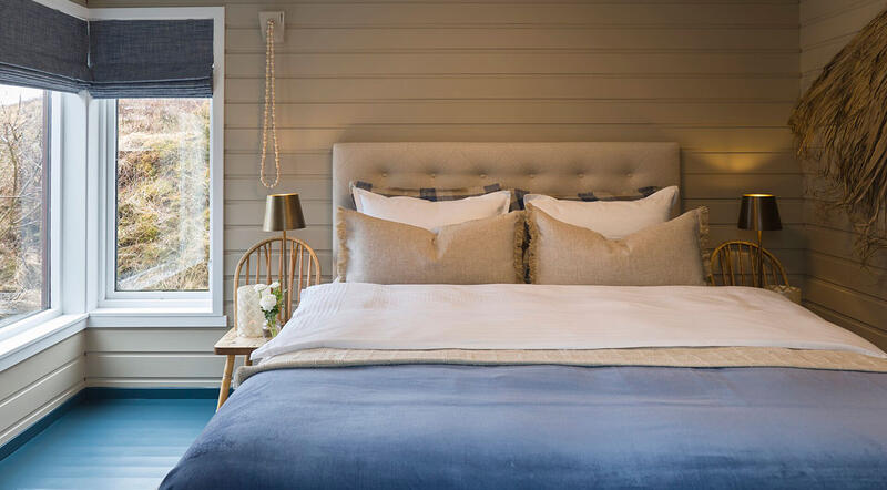 Velourens rike tekstur og den klassiske designen fra Halvor Bakke gjør dette til et tidløst valg og passer perfekt i denne hytta hvor 3 generasjoner kan få gleden til å sove godt.